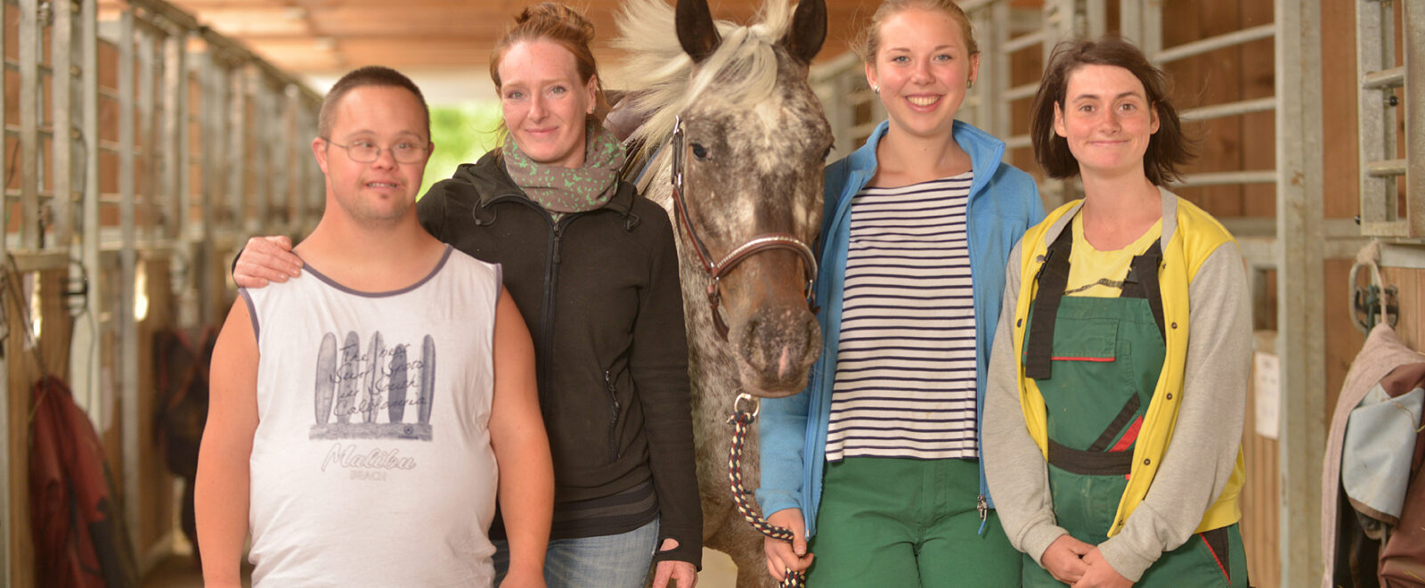 Menschen mit Pferd